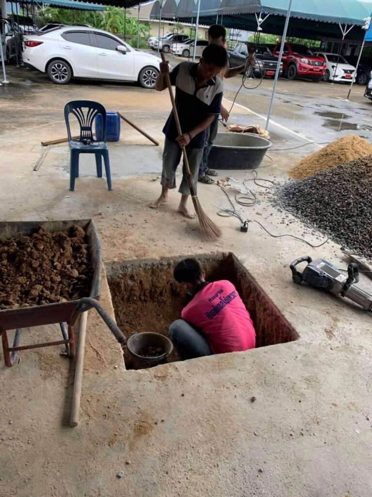 ภาพการขุดหลุมต่อหม้อลิฟท์ยกรถ