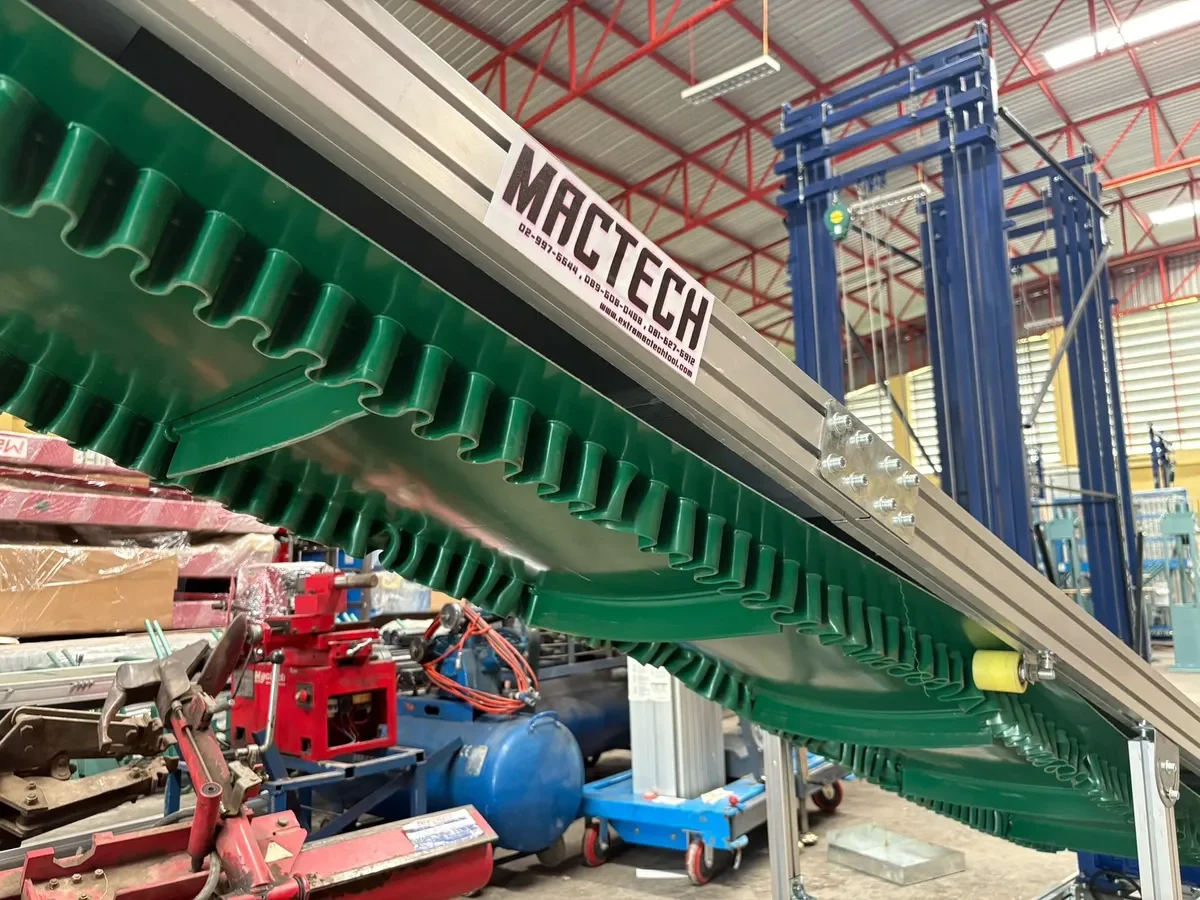 สายพานบั้ง PVC พร้อมขอบกระโปรงกันวัสดุร่วง แบรนด์ Mactech