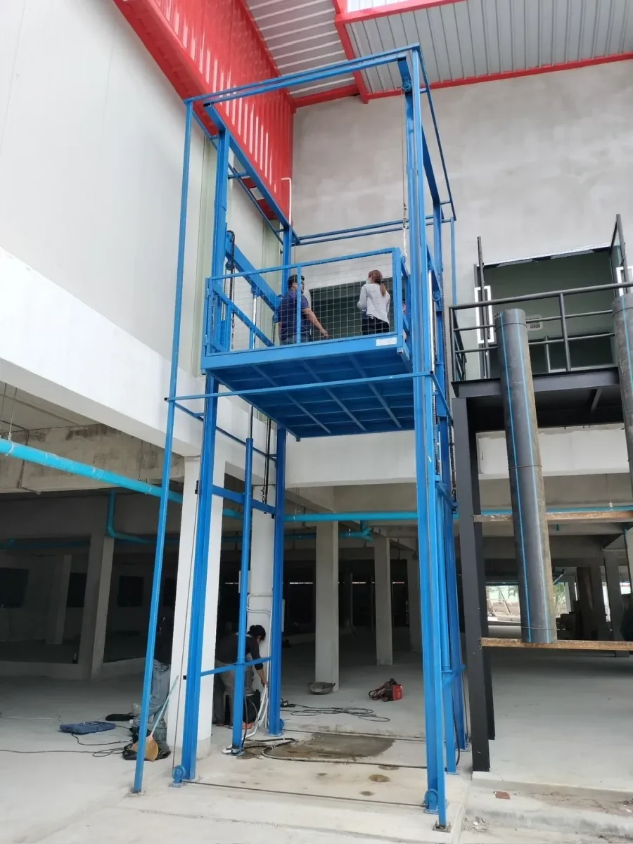 ลิฟท์ขนของ Mactech ติดตั้งจริงมุมมองด้านหน้าแสดงโครงสร้างเต็มระบบ