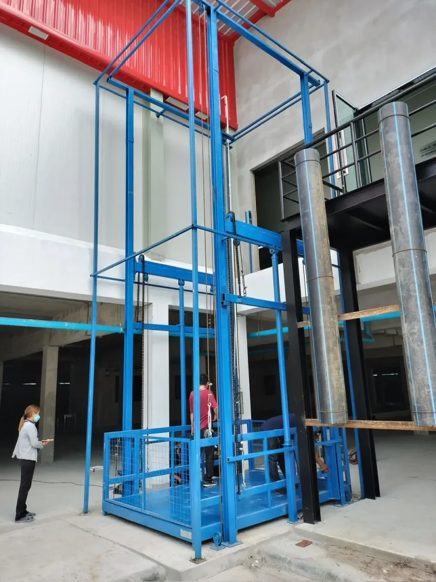 ลิฟท์ขนของ Mactech ติดตั้งจริงเชื่อมพื้นชั้น 1 และชั้นลอยในโรงงาน