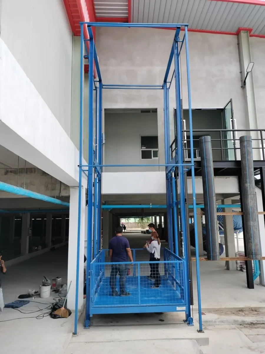 ลิฟท์ขนของ Mactech ติดตั้งภายนอกอาคารโรงงานพร้อมพนักงานทดสอบใช้งาน