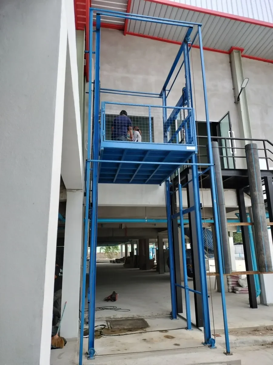 แพลตฟอร์มลิฟท์ขนของ Mactech พร้อมตะแกรงกันตกเซฟตี้ 4 ด้าน