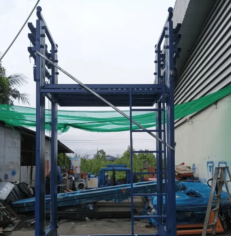 แท่นยืนและโครงเสาเหล็กสีน้ำเงินของนั่งร้านไฟฟ้า10เมตร Mactech พร้อมบันไดขึ้น-ลง ล้อเลื่อน และสลิงเหล็ก
