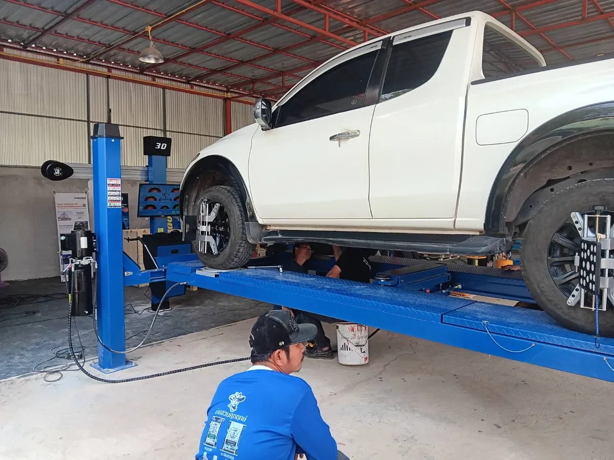 ลิฟท์4เสาตั้งศูนย์ Mactech ยกรถกระบะพร้อมติดหัววัดเครื่องตั้งศูนย์ 3D ช่างทำงานใต้ท้องรถได้สะดวก