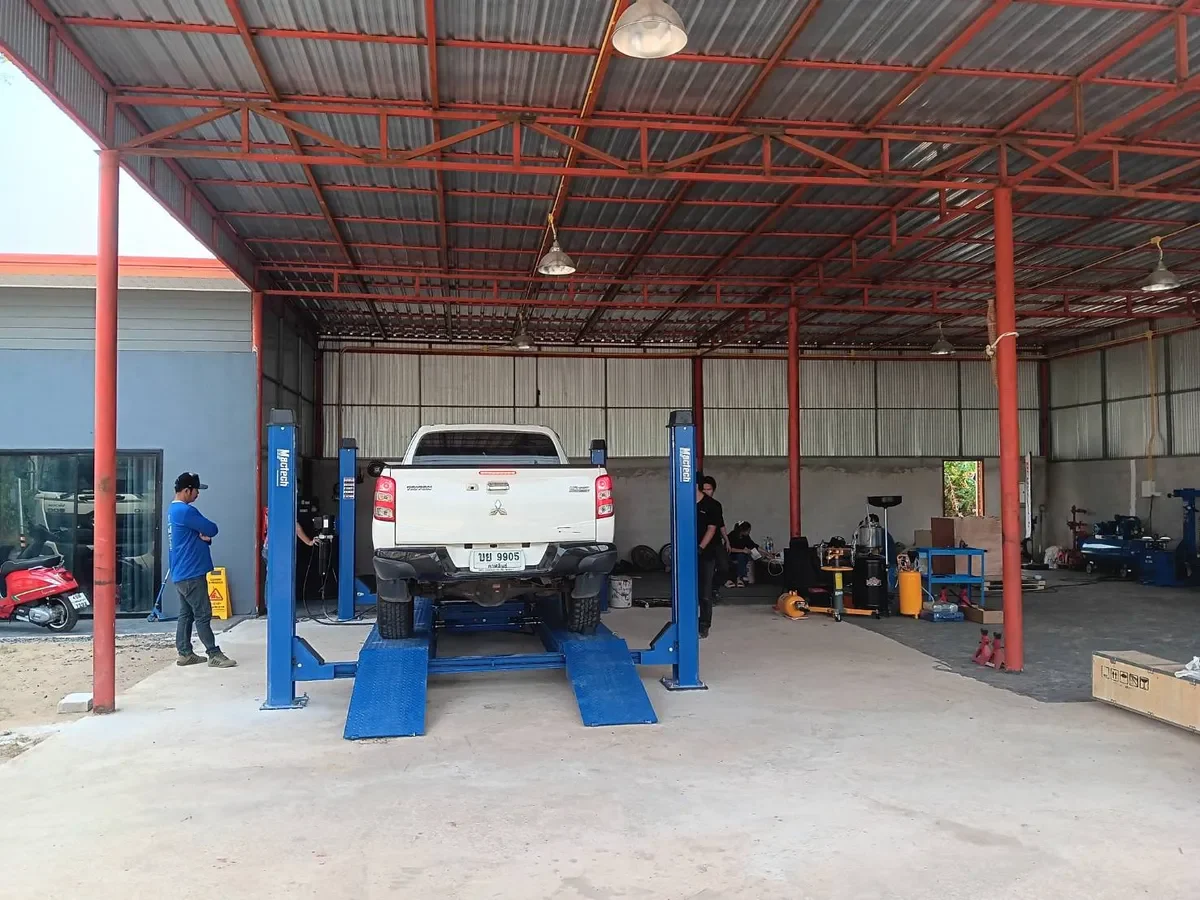 รถกระบะจอดบนลิฟท์4เสาตั้งศูนย์ Mactech ในศูนย์บริการรถยนต์ พร้อมเข้าตั้งศูนย์ล้อ
