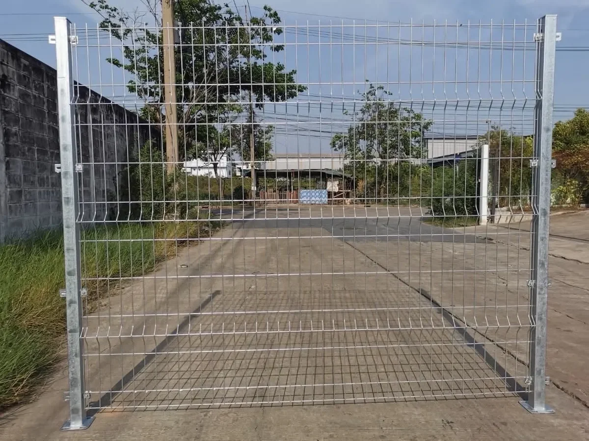 ภาพจริงรั้วเหล็กสำเร็จรูป Mactech แผงรั้ว 2 x 2.5 เมตร ลวด 6 มม. พร้อมเสา 60x60 มม. และฐานเสา ชุบกัลวาไนซ์