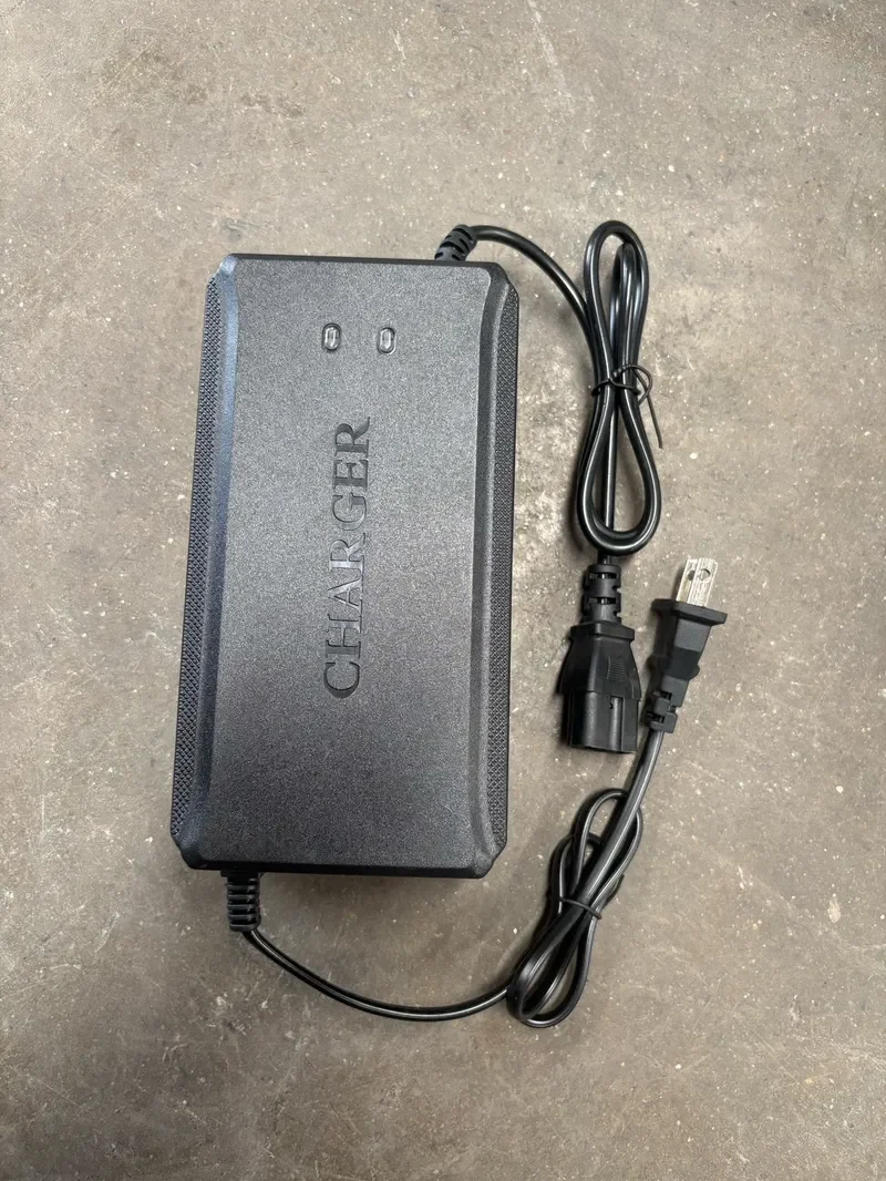 เครื่องชาร์จแบตเตอรี่ 24V ที่มาพร้อมเครนยกของไฮดรอลิกแบบงา Mactech
