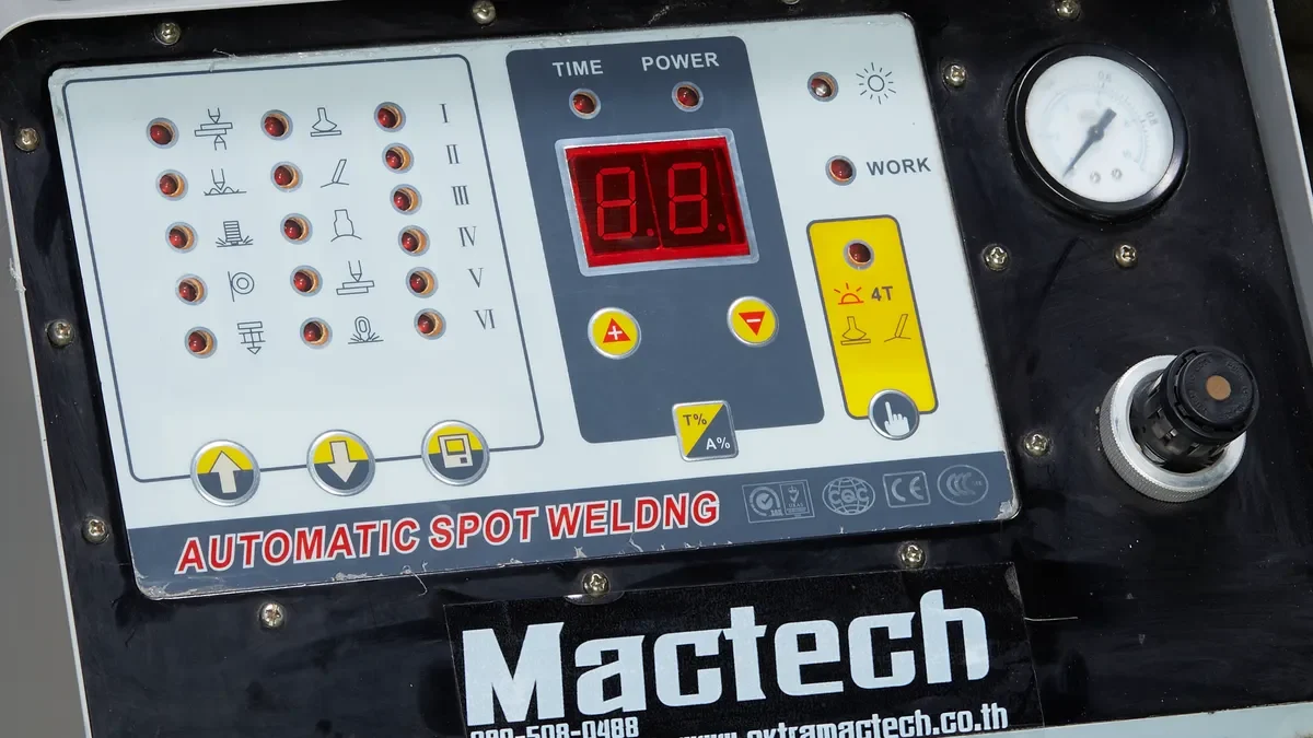 แผงควบคุม AUTOMATIC SPOT WELDING จอดิจิตอล ปุ่มปรับค่า และเกจแรงดันลม ของเครื่องเชื่อมกระตุกตัวถัง 2 หน้า Mactech SG-13000 ภาพแนวนอน