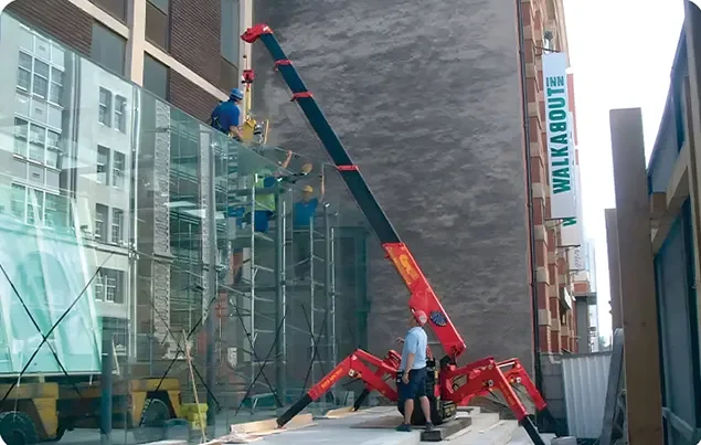 เครนแมงมุมติดตั้งกระจกม่านอาคาร (Curtain Wall) ทำงานชิดผนังในพื้นที่แคบหน้าอาคาร